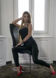 Индивидуалка-проститутка из Киева Лола я) предлагающая массаж классический